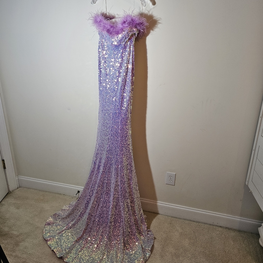 OMG...THIS STUNNING LILAC FULL SEQUIN DRESS WITH FUR TRIM SIZE LG